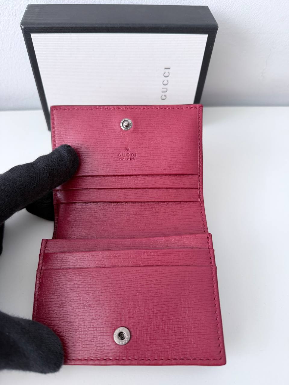 Cartera Compacta Flora en Piel Texturizada Burdeos