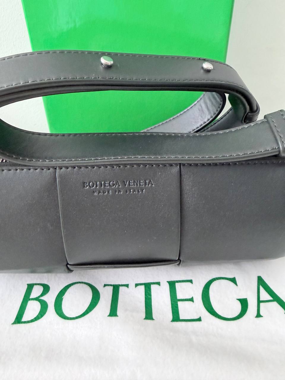 Bolso Cilíndrico Bottega Veneta Cassette en Piel Negra