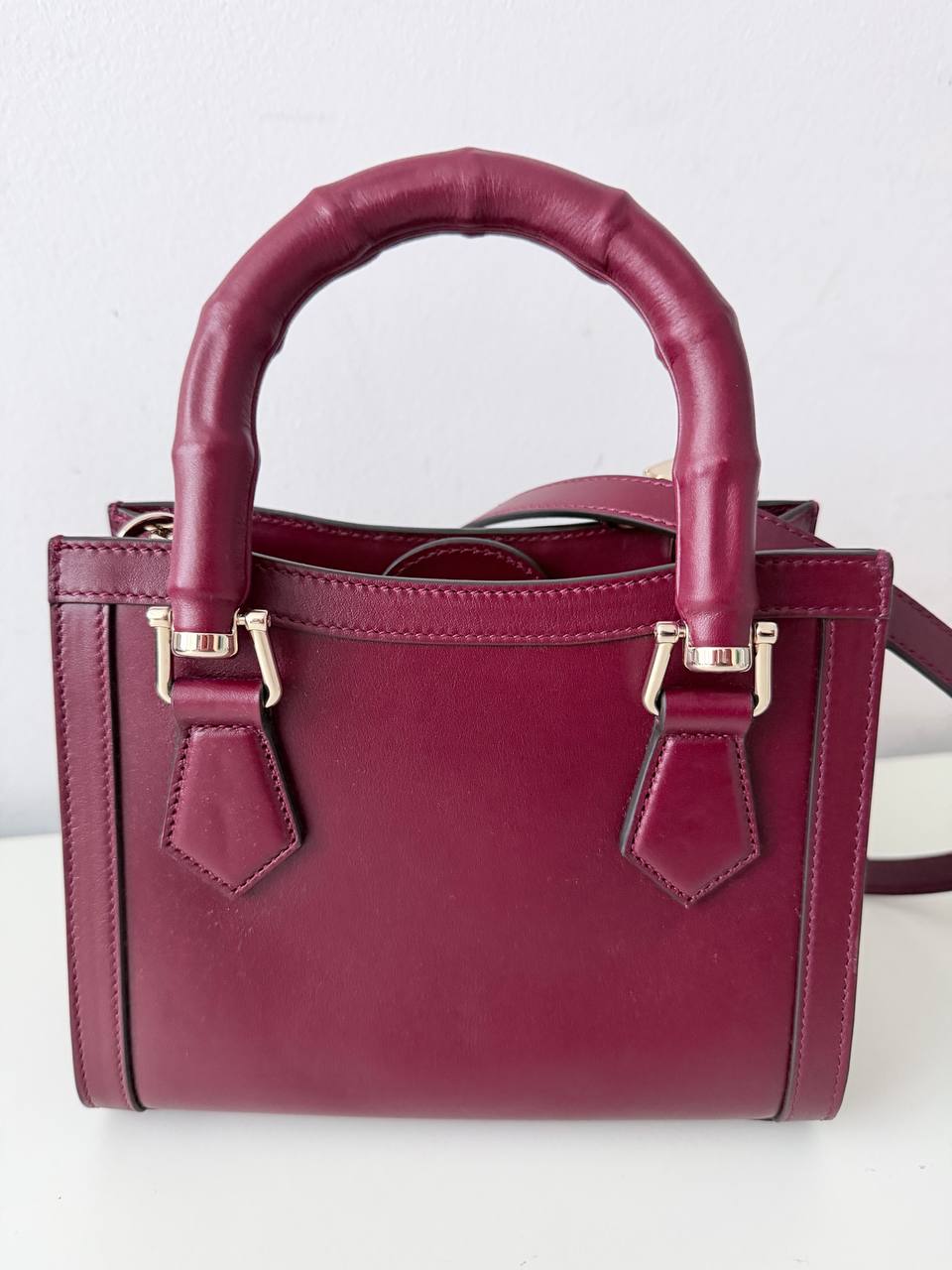 Bolso de mano Gucci Marmont mini en cuero burdeos con asa envuelta en pañuelo