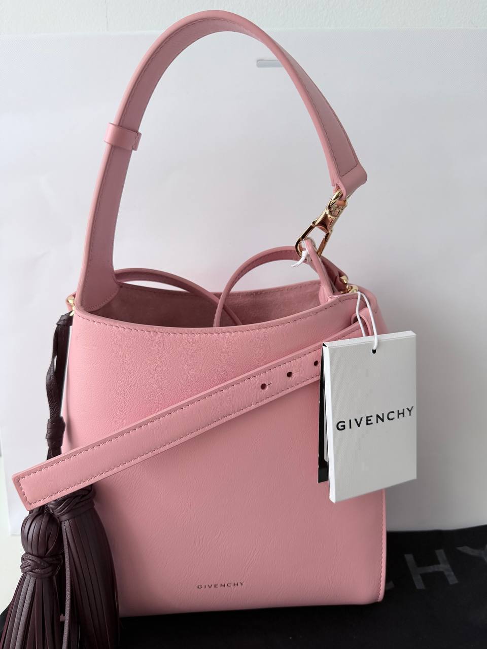 Bolso Cubo Givenchy GV Bucket en Piel Rosa con Borlas