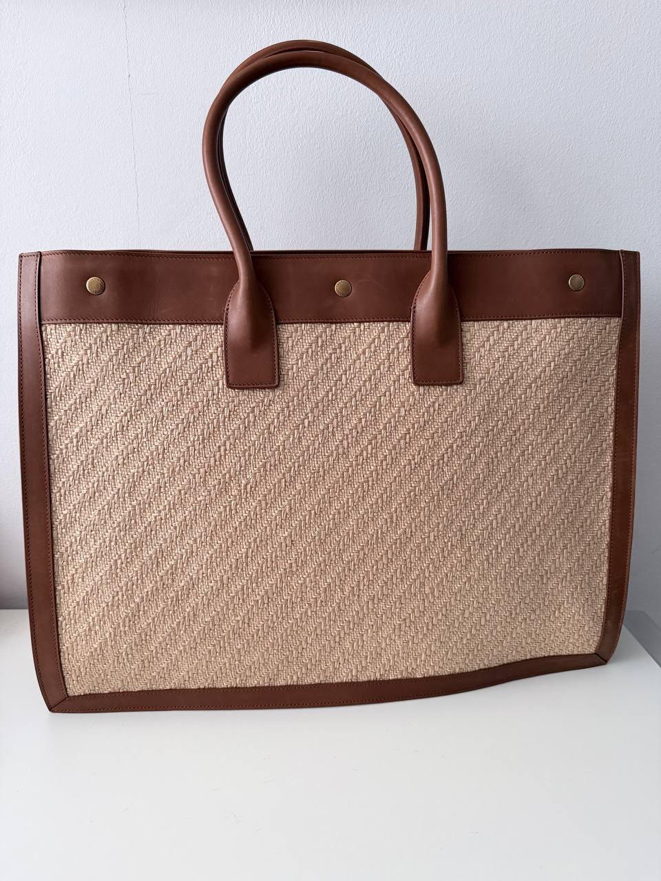 Bolso Tote Saint Laurent Rive Gauche en Rafia Trenzada y Piel Marrón