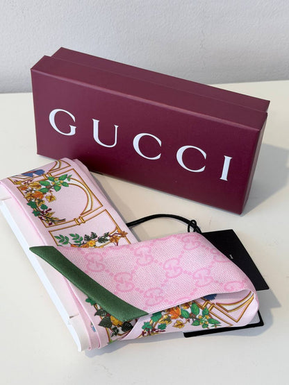 Pañuelo Neck Bow Twilly Gucci GG Flora Botanical en Seda Rosa Pastel y Verde