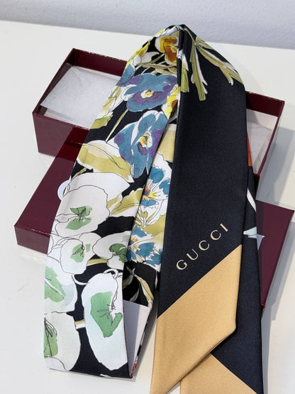 Pañuelo Neck Bow Twilly Gucci Flora Botanical en Seda Negra, Dorado y Floral Multicolor