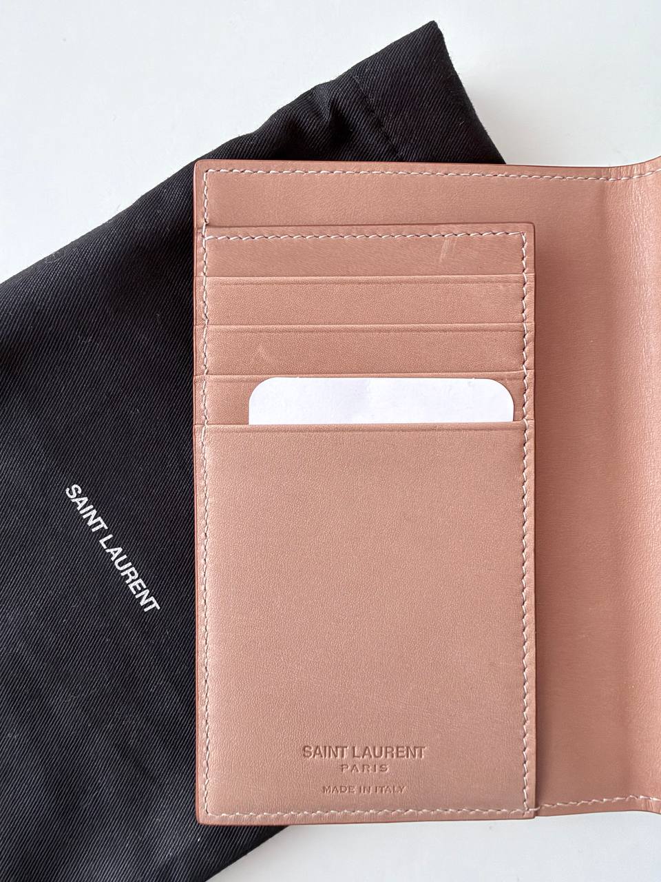 Funda para Pasaporte Saint Laurent Debossed Logo Passport Holder en Piel Rosa Empolvado