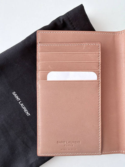 Funda para Pasaporte Saint Laurent Debossed Logo Passport Holder en Piel Rosa Empolvado