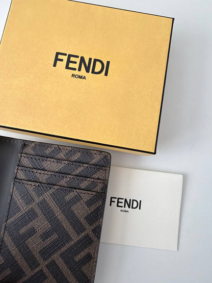 Funda para Pasaporte Fendi FF Baguette Bifold en Piel Gris y Lona Revestida FF