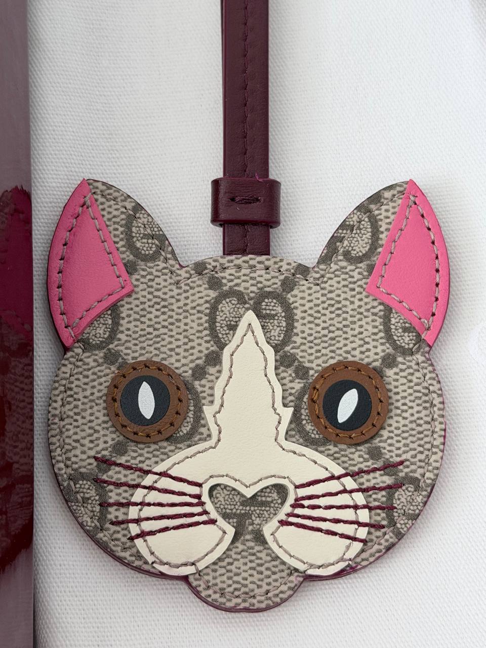 Charm de Bolso Gucci Cat Head Cabeza de Gato GG Supreme Canvas
