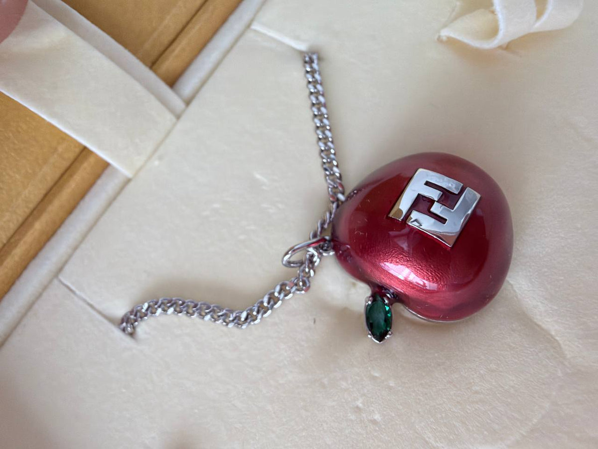 Collar con Dije Fendi Apple Red Enamel FF Charm Necklace en Metal Plateado y Esmalte Rojo