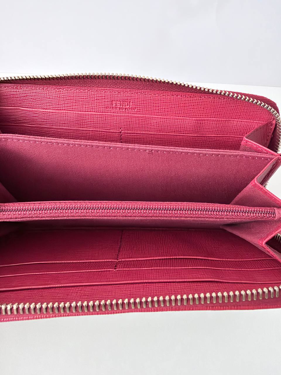 Billetera Larga Zip-Around Fendi Zucca Monogram con Ribete Fucsia