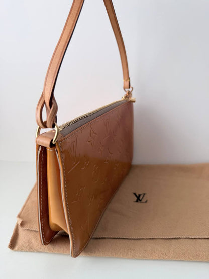 Mini Bolso Louis Vuitton Pochette Accessoires en Piel Monogram Vernis Beige