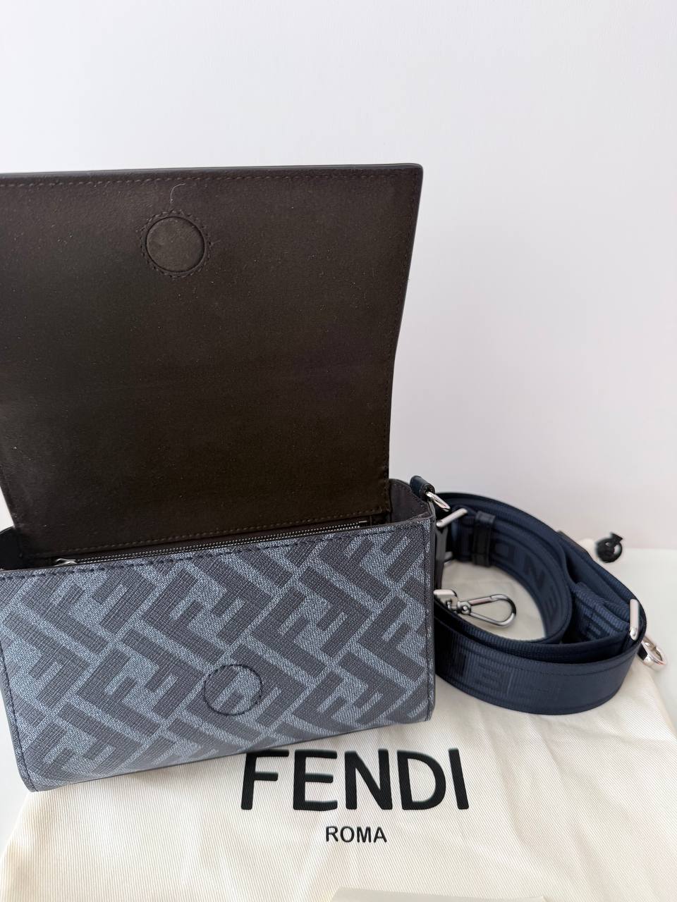 Bolso Bandolera Fendi FF Baguette Camera Case en Piel y Lona FF Azul Noche