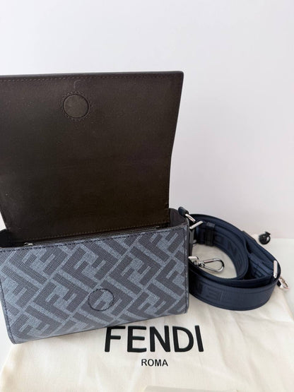 Bolso Bandolera Fendi FF Baguette Camera Case en Piel y Lona FF Azul Noche