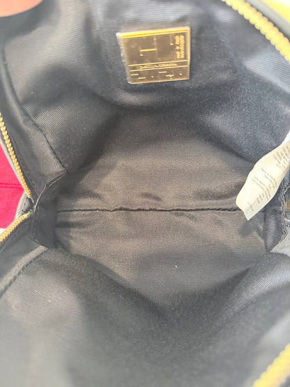 Cosmetiquera Carolina Herrera Insignia Pouch en Piel Metalizada Dorada