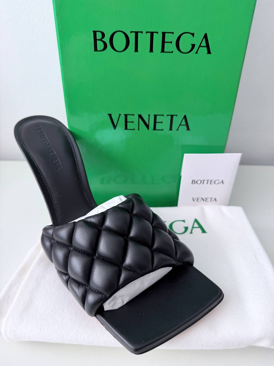 Sandalias de Tacón Bottega Veneta Padded Lido Mules en Piel Acolchada Negra Talla 39