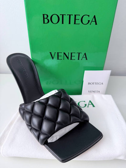 Sandalias de Tacón Bottega Veneta Padded Lido Mules en Piel Acolchada Negra Talla 39