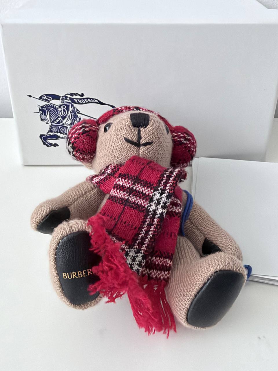 Charm de Bolso Burberry Thomas Bear Bag Charm en Cachemira Beige con Bufanda y Orejeras Tartán Rojo