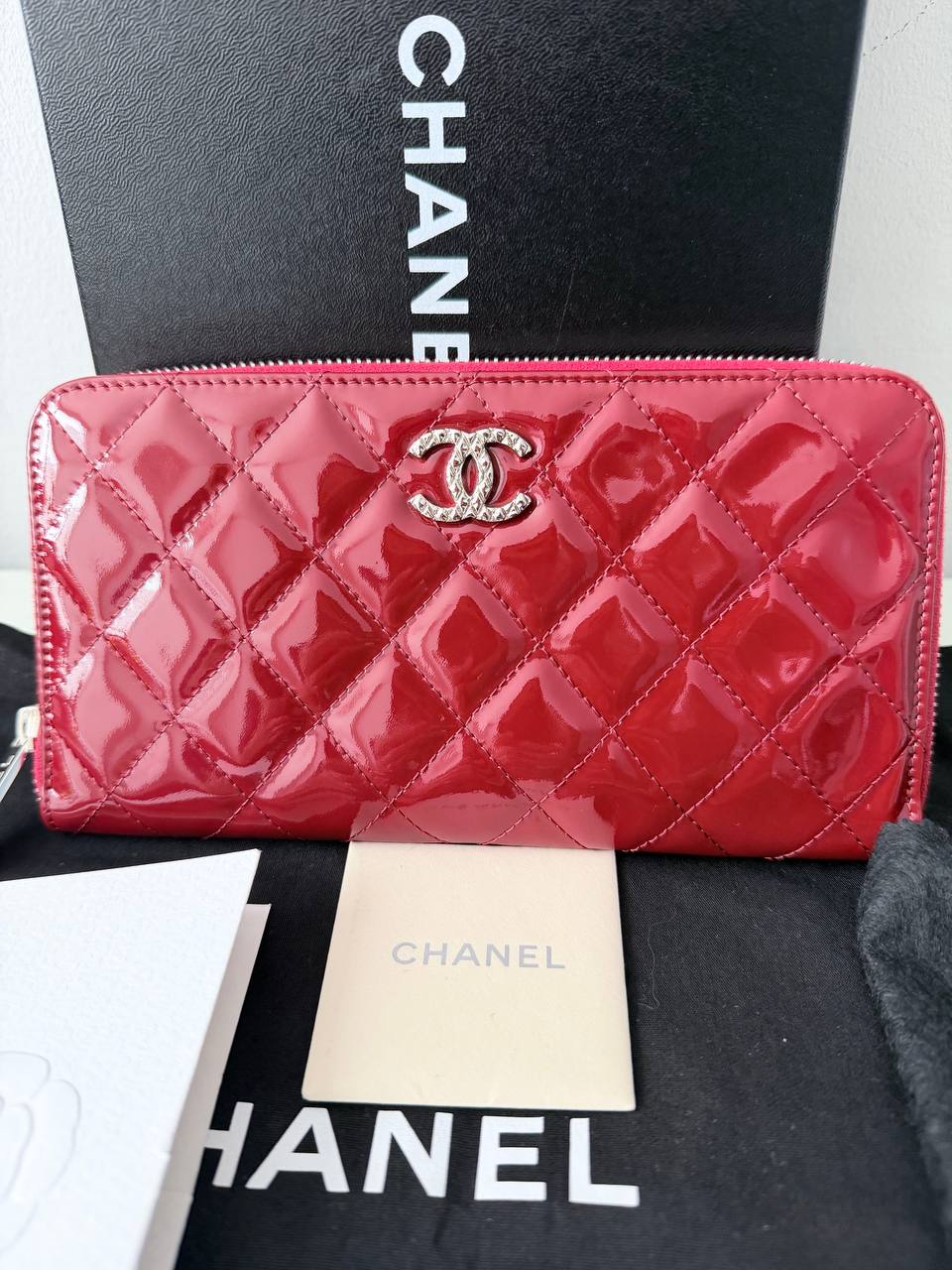 Cartera Zipped Wallet Chanel Classic en Piel Charol Acolchada Rojo Carmesí