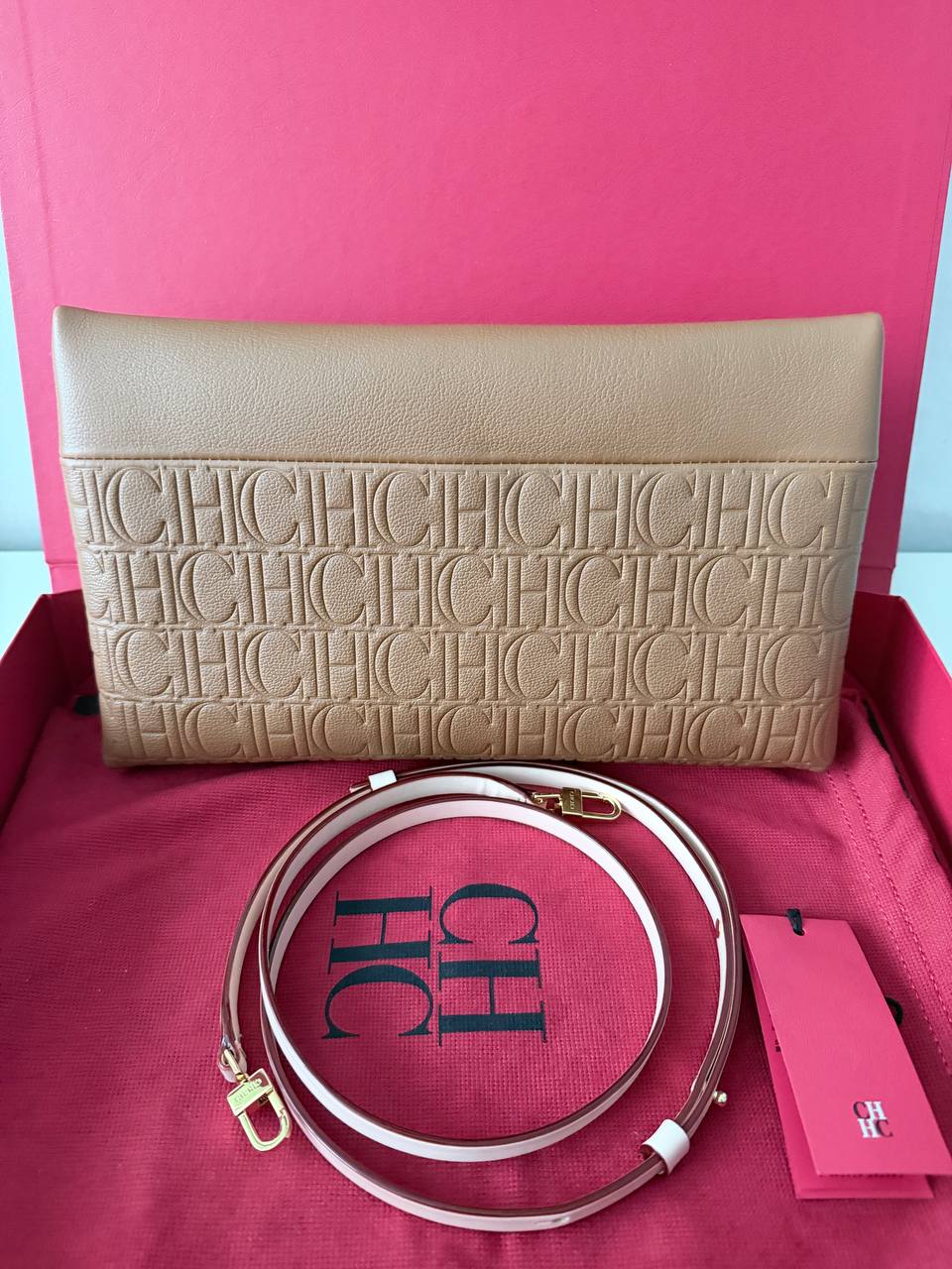 Carolina Herrera Initials Insignia Monogram en Piel Grabada Camel