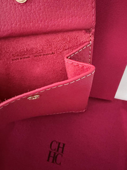 Monedero Compacto Carolina Herrera Lock Candado Insignia en Piel Granulada Fucsia