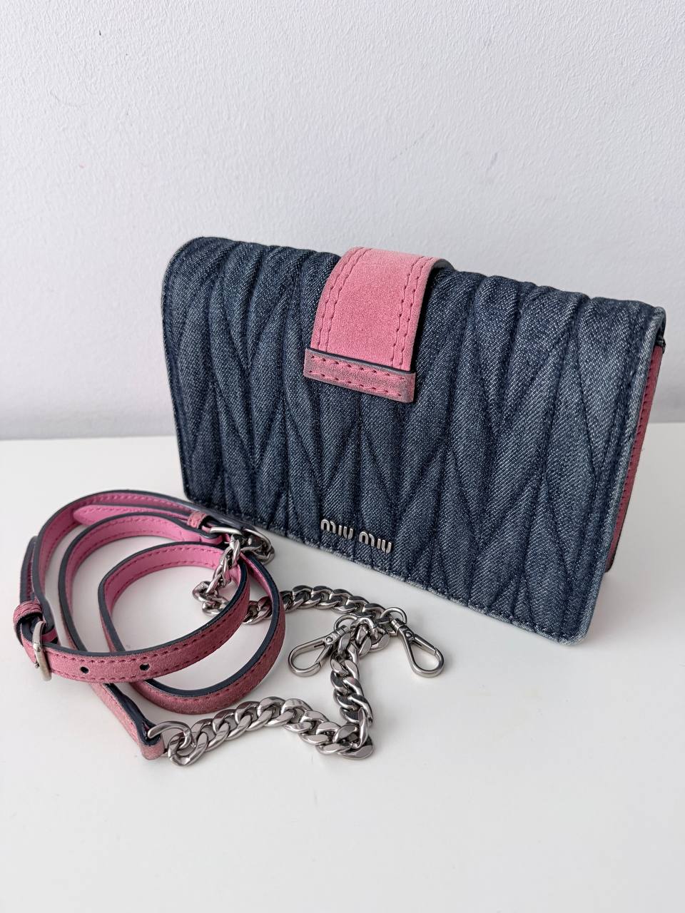 Bolso de Hombro Miu Miu Miu Confidential  Lady Jeweled en Mezclilla Matelassé y Correa de Piel Rosa con Cristales