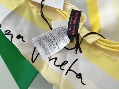 Foulard Bottega Veneta de Seda Rayado con Logotipo en Caja Triangular