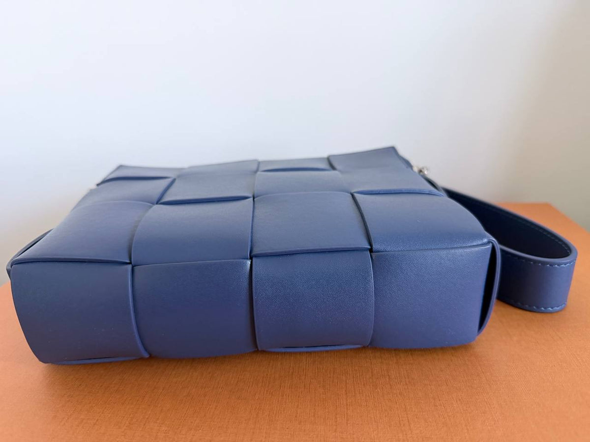 Bolso Bandolera Bottega Veneta Cassette Camera Bag en Piel Intreccio Azul