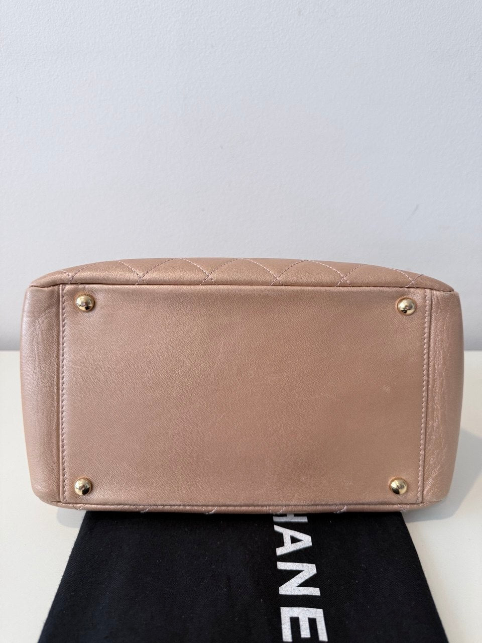 Petite Shopping Tote en piel beige con cadena dorada