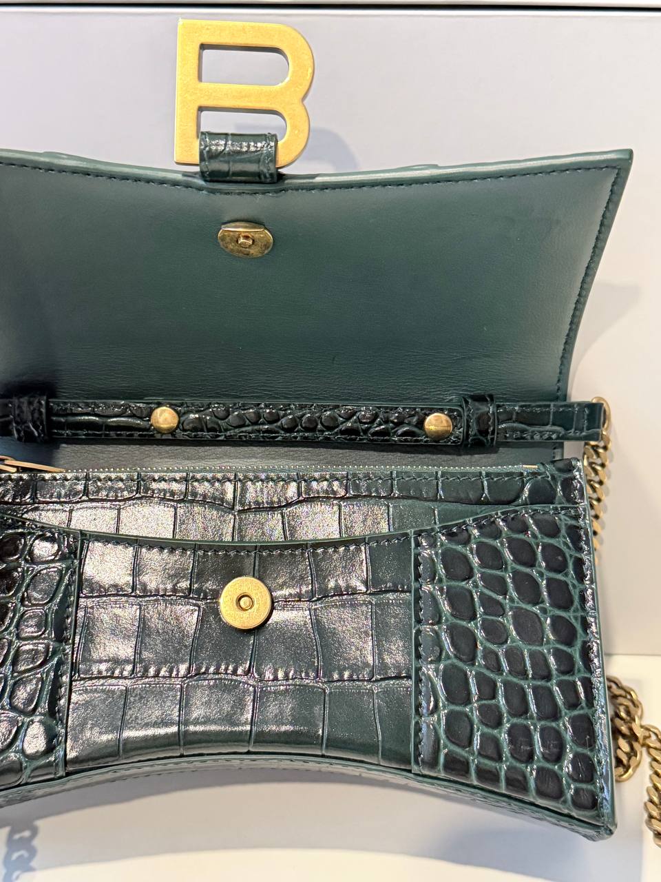 Hourglass Wallet on Chain – Croc-Embossed Green Leather (Pre-Loved)