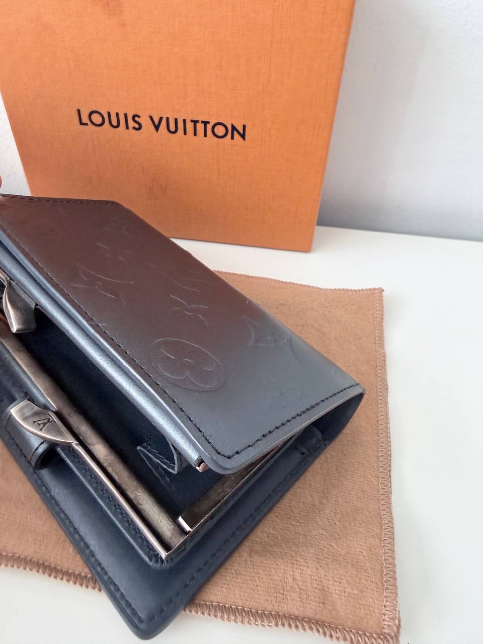 Cartera French Wallet en Piel Monogram Vernis Negro Mate