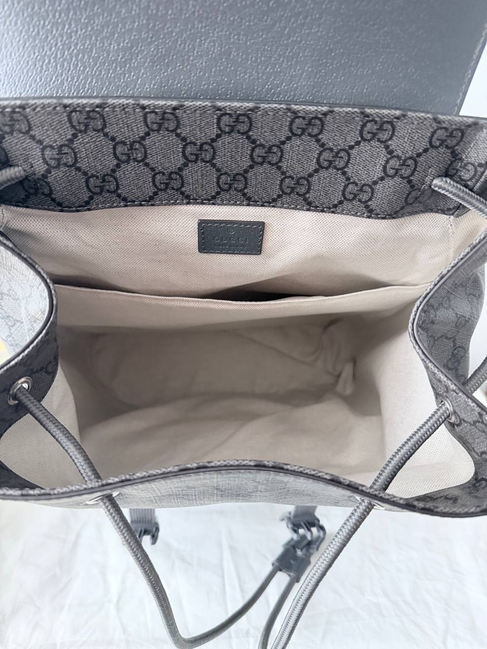 Mochila Ophidia GG Medium en Lona Suprema Gris