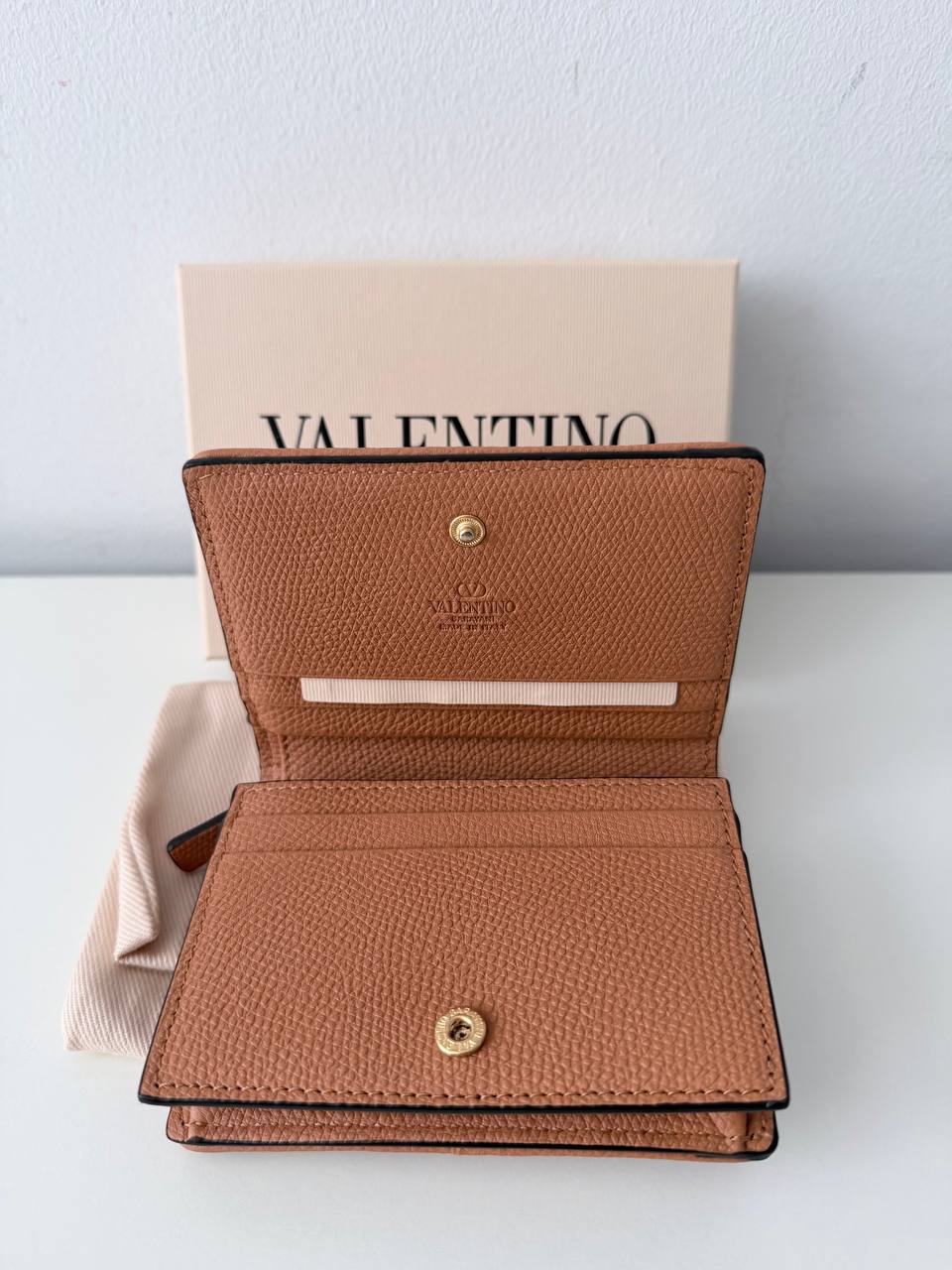 Billetera Compacta Valentino Garavani VLogo en Rafia con Bordado de Cerezas
