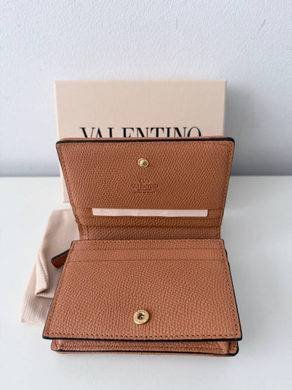 Billetera Compacta Valentino Garavani VLogo en Rafia con Bordado de Cerezas