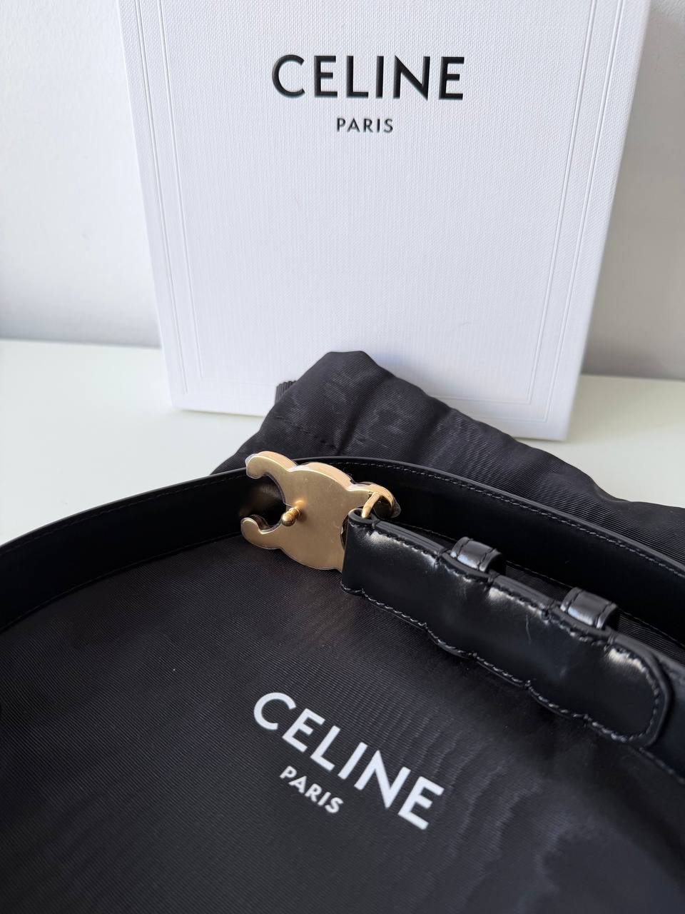 Cinturón CELINE Triomphe en Cuero Negro con Hebilla Dorada Grande