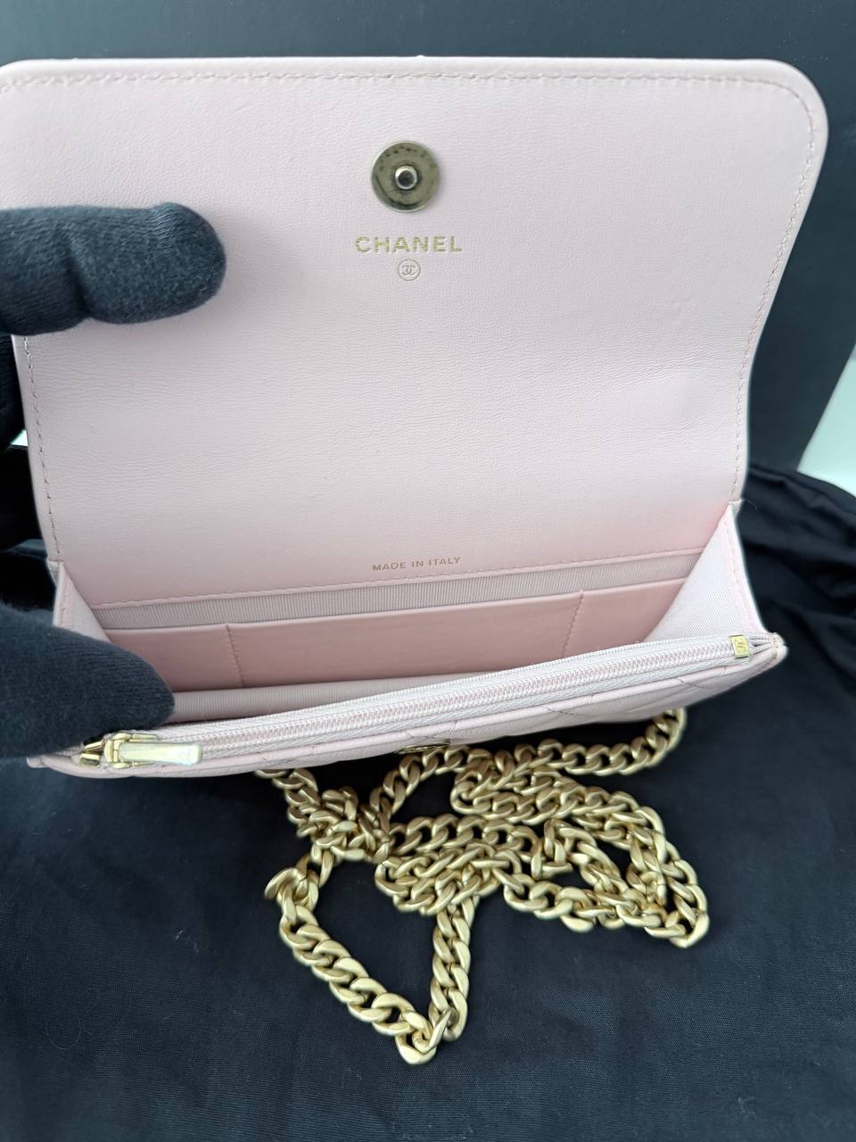 Bolso Chanel Wallet on Chain (WOC) Camellia Charm en Piel Lambskin Rosa Claro