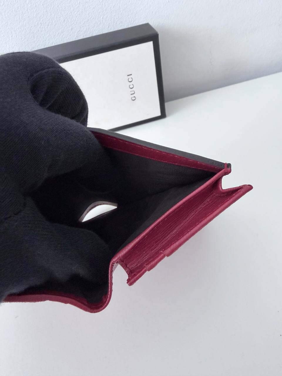 Cartera Compacta Flora en Piel Texturizada Burdeos