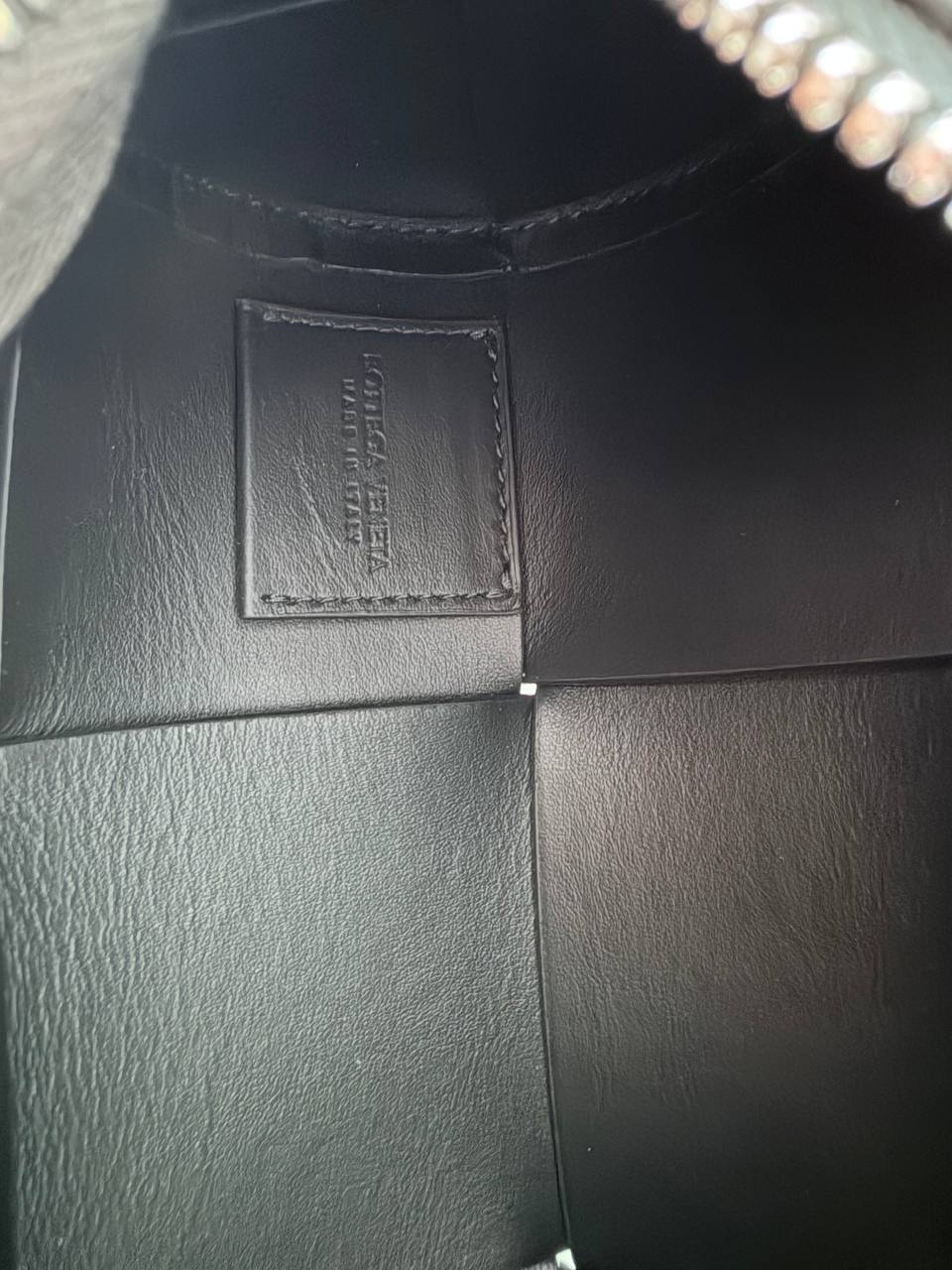 Bolso Cilíndrico Bottega Veneta Cassette en Piel Negra