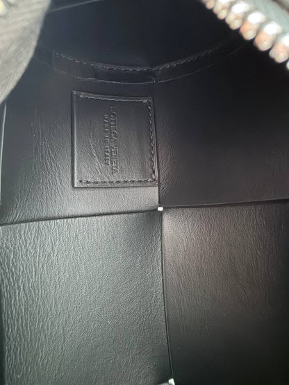 Bolso Cilíndrico Bottega Veneta Cassette en Piel Negra