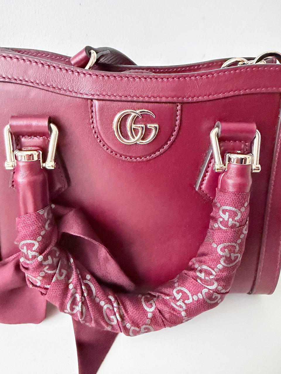 Bolso de mano Gucci Marmont mini en cuero burdeos con asa envuelta en pañuelo