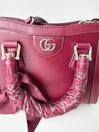 Bolso de mano Gucci Marmont mini en cuero burdeos con asa envuelta en pañuelo