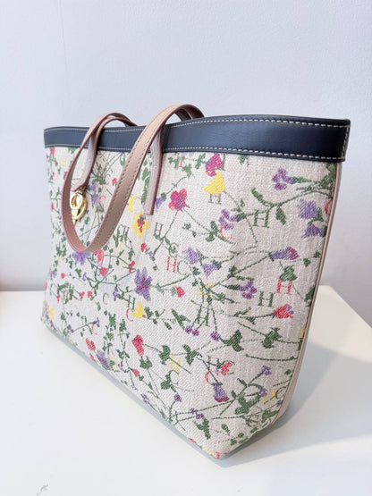 Bolso Tote CH Carolina Herrera Matryoshka Floral Jacquard en Lona Beige y Piel