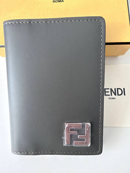 Funda para Pasaporte Fendi FF Baguette Bifold en Piel Gris y Lona Revestida FF
