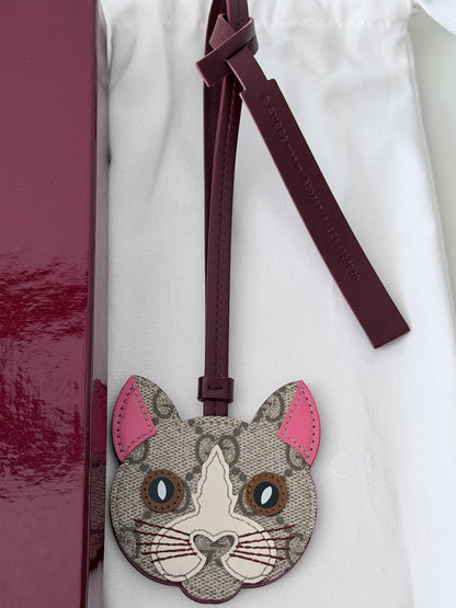 Charm de Bolso Gucci Cat Head Cabeza de Gato GG Supreme Canvas