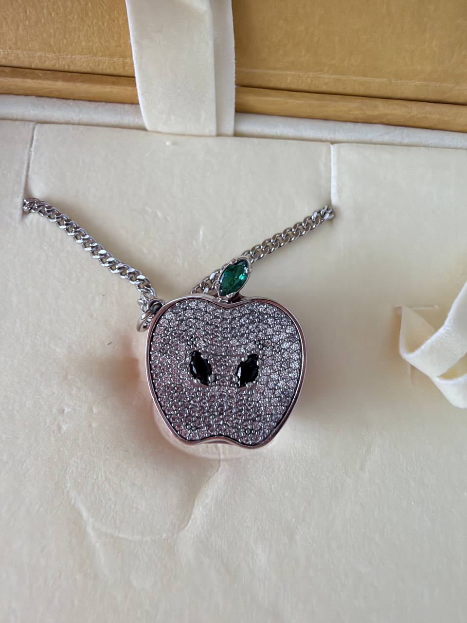 Collar con Dije Fendi Apple Red Enamel FF Charm Necklace en Metal Plateado y Esmalte Rojo