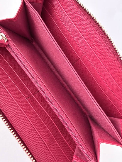 Billetera Larga Zip-Around Fendi Zucca Monogram con Ribete Fucsia