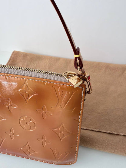 Mini Bolso Louis Vuitton Pochette Accessoires en Piel Monogram Vernis Beige