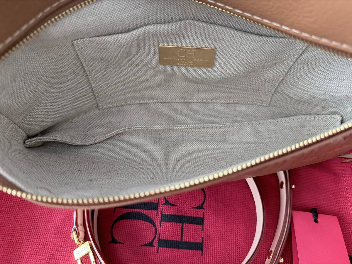 Carolina Herrera Initials Insignia Monogram en Piel Grabada Camel