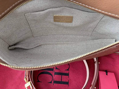 Carolina Herrera Initials Insignia Monogram en Piel Grabada Camel