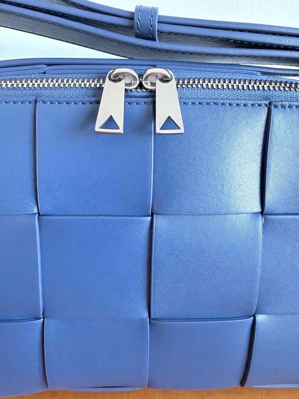 Bolso Bandolera Bottega Veneta Cassette Camera Bag en Piel Intreccio Azul
