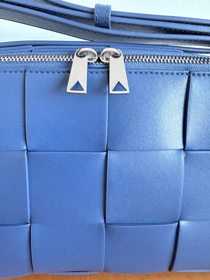 Bolso Bandolera Bottega Veneta Cassette Camera Bag en Piel Intreccio Azul