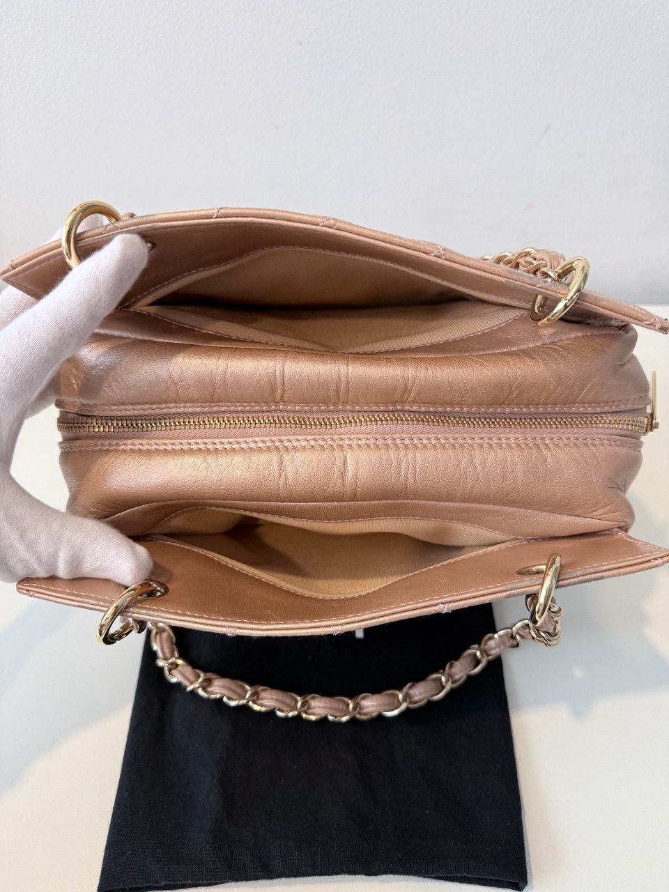 Petite Shopping Tote en piel beige con cadena dorada